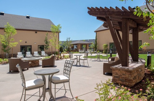 Hillsboro Apartment | Accessible Queen Studio w/Full Kitchen + Breakfast