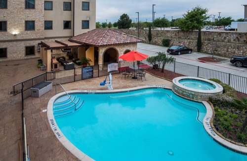 Irving Apartment | Accessible Queen Studio | Kitchen & Free Breakfast
