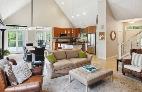 Drummond House | Accommodates up to 14 guests, great location!