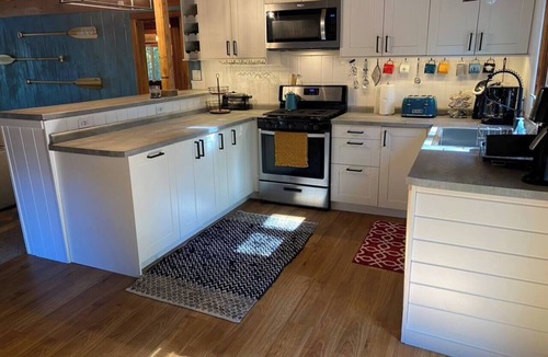 Gresham Cabin | Adorable Lakefront Cabin with HOT TUB!