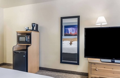 Palm Valley Hotel | Affordability Meets Comfort at Red Lion Inn Goodyear Phoenix! Free Parking
