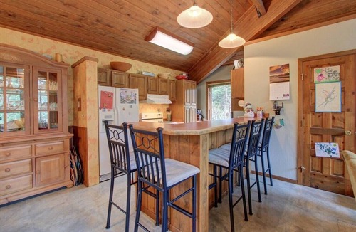 Alyeska Cabin | Alaskan Cabin Escape with Hot Tub!