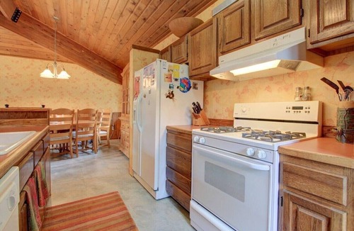 Alyeska Cabin | Alaskan Cabin Escape with Hot Tub!