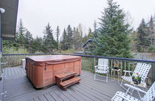 Alyeska Cabin | Alaskan Cabin Escape with Hot Tub!