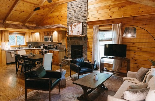 Stanton Cabin | "Alpine Hills" Cozy Hideaway RRG Cabin w/Hot Tub