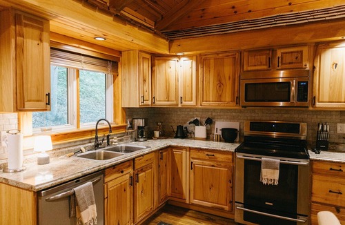 Stanton Cabin | "Alpine Hills" Cozy Hideaway RRG Cabin w/Hot Tub