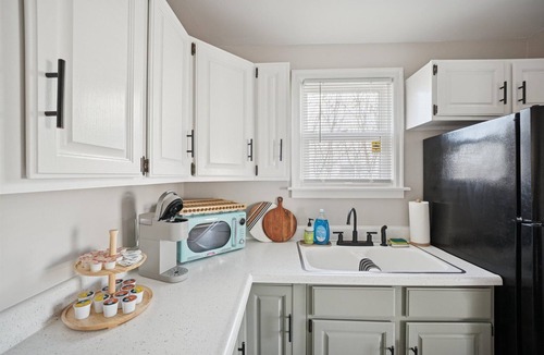 Ottawa House | Appealing 2br Cape Cod w/ bonus rm & fiber Wi-Fi!