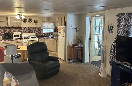 Strawberry House | Apple Pie Getaway, Unit A