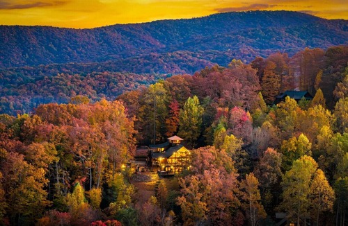 Raccoon Ridge Cabin | Aska Adventure | Mtn Views | Hot Tub | Playground
