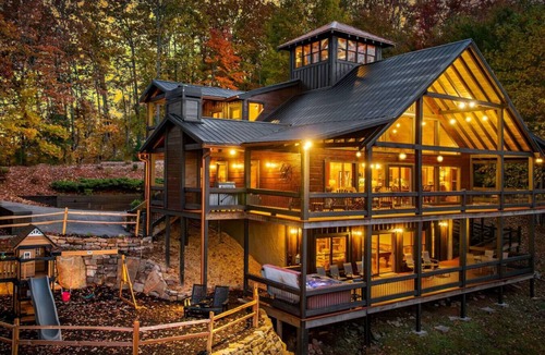 Raccoon Ridge Cabin | Aska Adventure | Mtn Views | Hot Tub | Playground