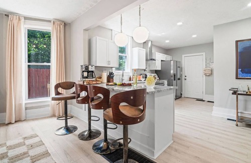 Near East Columbus House | Backyard Escape: Outdoor Movie, Dome, Mini Golf, hot tub, fire pit, grill, mural