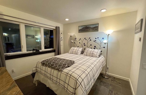 Juneau Cabin | BAKED ALASKA - Cozy Private Queen Room in Shared Living with HOT TUB and DISCOUNTS on TOURS