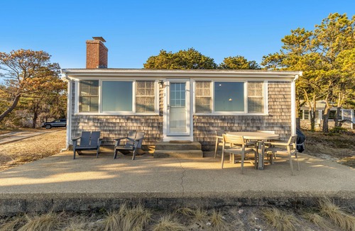 Indian Neck Heights Cottage | Bay Views, Steps to Beach, Minutes to P-Town