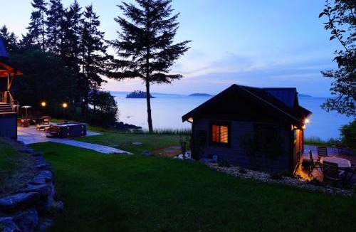Friday Harbor House | Beach Kayaks Hot Tub Private Cottage