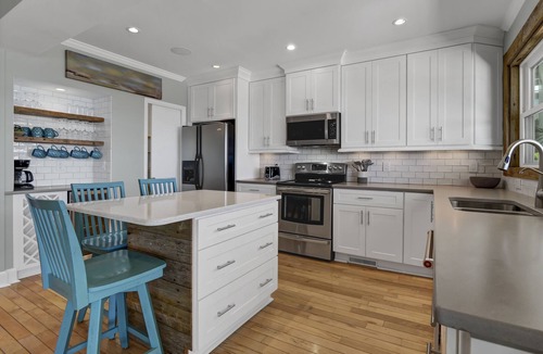 South End House | Beachfront Bliss: Luxe 5BR Home, Ocean Views!