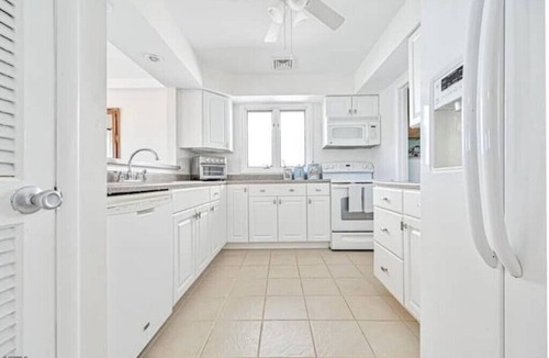 Southend House | Beachfront Bliss with Views! Perfect for families