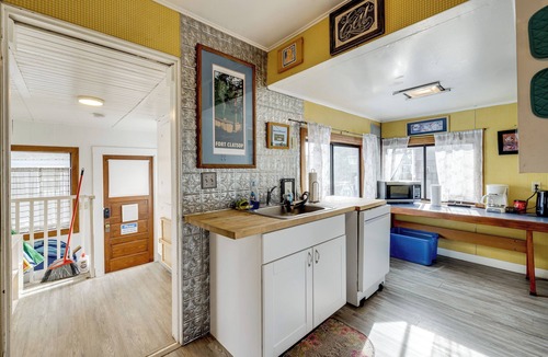 Seaside Cottage | Beachfront Cottage on Seaside Promenade w/Hot Tub