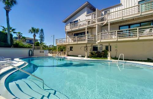 Sea Dunes Apartment | Beachfront with large deck Pool Sea Dunes Sailfish A3