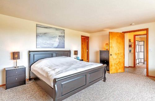 Copalis Beach House | Beachfront with Loft & Fireplace in Copalis Beach