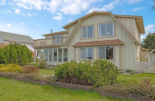 Copalis Beach House | Beachfront with Loft & Fireplace in Copalis Beach