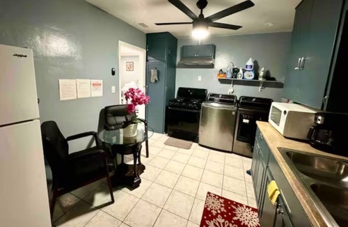Midway City Cottage | Beachside Cottage: Disneyland, L.Saigon, Knotts!