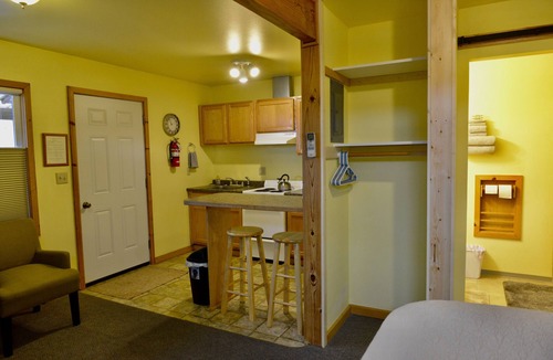 Kodiak Apartment | BEARS, BIRDS, AND WHALES. Room with a Car