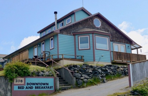 Kodiak Apartment | BEARS, BIRDS, AND WHALES. Room with a Car