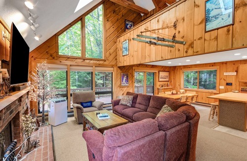 West Dover House | Bears Den Chalet | Ski Home Trail, Moover Shuttle, Outdoor Hot Tub!