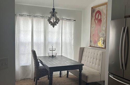 Naples Condo | Beautiful 2-bedroom/2-bath condo with AC close to beach & shopping in Naples