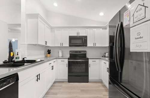Gainesville House | Beautiful 3 Bedroom Home in Quiet Neighborhood