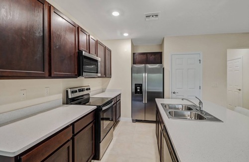 Naples House | BEAUTIFUL 3BD 2.5BA TOWNHOME, POOL, GYM.