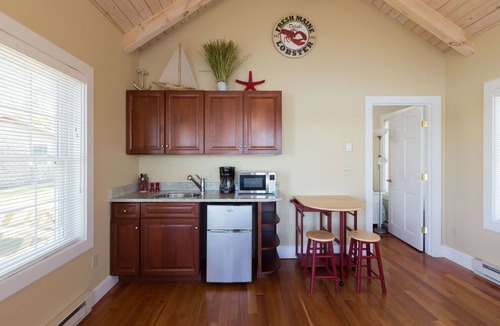 Edgecomb Cottage | Beautiful River front 1 bedroom Cottage