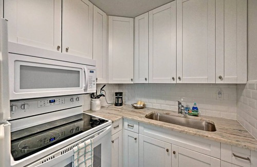 Old Naples Condo | Beautifully Updated Naples Condo, Walk to Beach & 3rd St