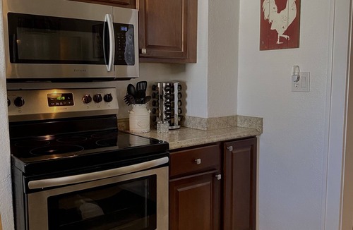 Bedford House | ~Bee1 Bungalow~Charming & Cozy in a Prime Location!