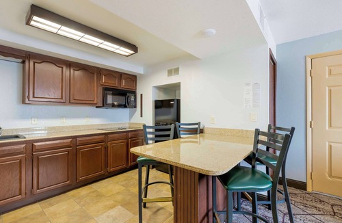 Cedar Rapids Hotel | Best Western Plus Longbranch Hotel & Convention Center