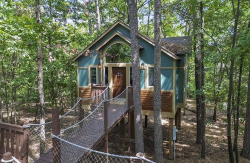 Eureka Springs Cottage | Big Pine Treehouse with Jacuzzi
