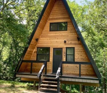 Rogers House | Black Walnut Bungalow-Cozy Forest A-frame near Bentonville