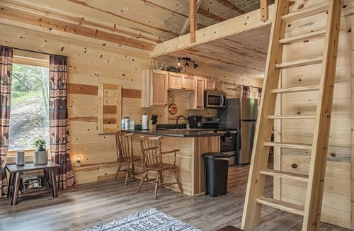 Lancaster Cabin | Blackberry Bramble: Private, budget-friendly in Hocking: WiFi, hot tub + Firepit