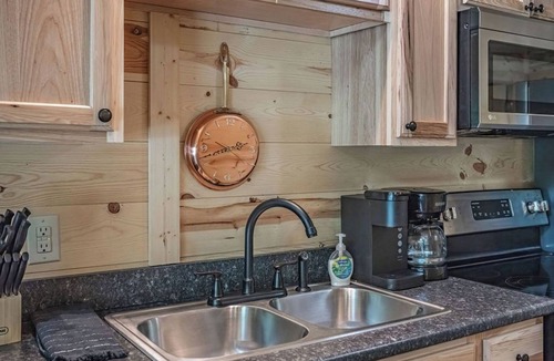 Lancaster Cabin | Blackberry Bramble: Private, budget-friendly in Hocking: WiFi, hot tub + Firepit