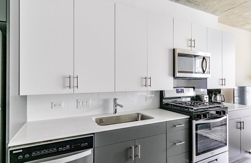 Downtown Chicago Apartment | Blueground | Chicago Loop, pool, nr Millennium Park
