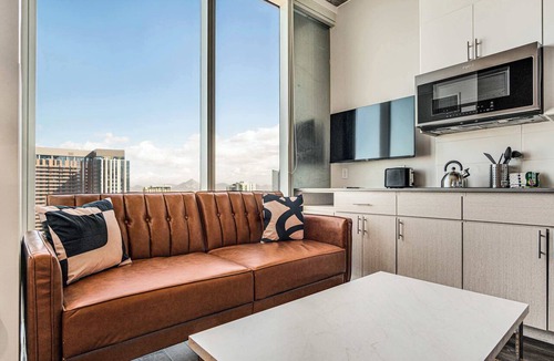 Downtown Phoenix Apartment | Boulevard Stays Downtown Highrise STU Sky Pool, Parking, Gym 15