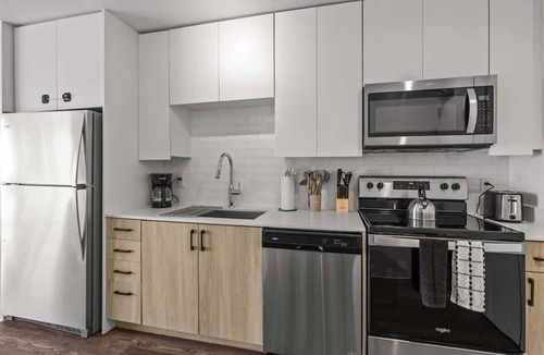 Evans Churchill Apartment | Boulevard Stays Modern Highrise STU Sky Pool, Gym 03