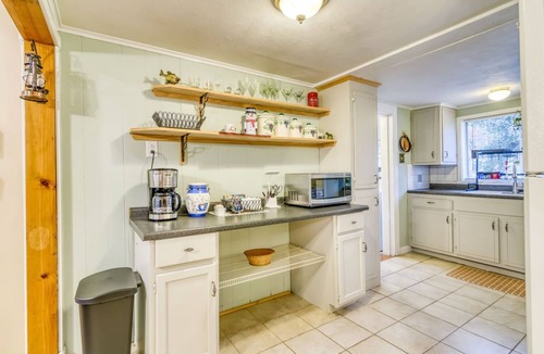 Forsyth Cottage | Branson, MO, Cozy Lakefront Cottage