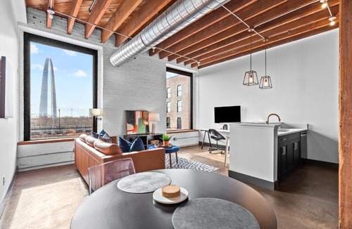 Downtown St. Louis Apartment | Brick & Bed Riverfront Lofts, P 4I