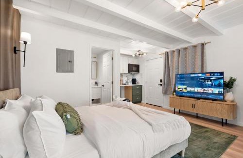 Pacifica Apartment | Bright Modern Pacifica Studio with Private Backyard Near Beaches & SFO