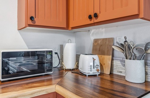 West University Apartment | Bright Private Studio with Great Outdoor Space - Walk to UofA - No Cleaning Fee