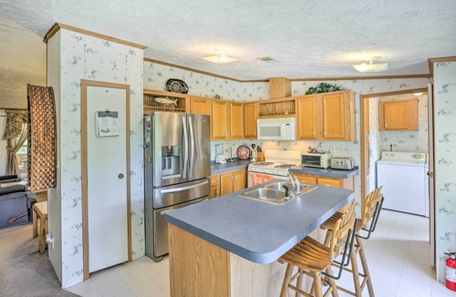 Steinhatchee Cottage | Bright Steinhatchee Home: Proximity to Ocean!