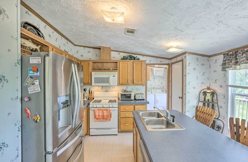 Steinhatchee Cottage | Bright Steinhatchee Home: Proximity to Ocean!