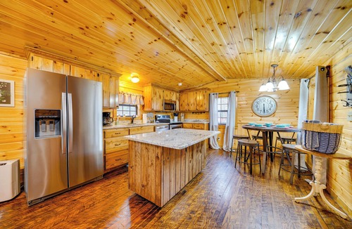Broken Bow Cottage | Broken Bow Abode w/Hot Tub < 7 Mi to Lake!