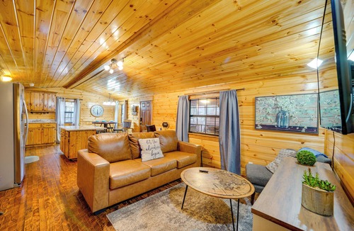 Broken Bow Cottage | Broken Bow Abode w/Hot Tub < 7 Mi to Lake!